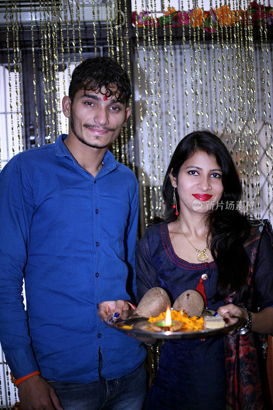 庆祝Bhai Dooj节或Raksha Bandhan，印度女性在Raksha Bandhan上用tikka涂抹哥哥的前额